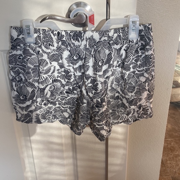 Old Navy flower print shorts - Picture 2 of 3